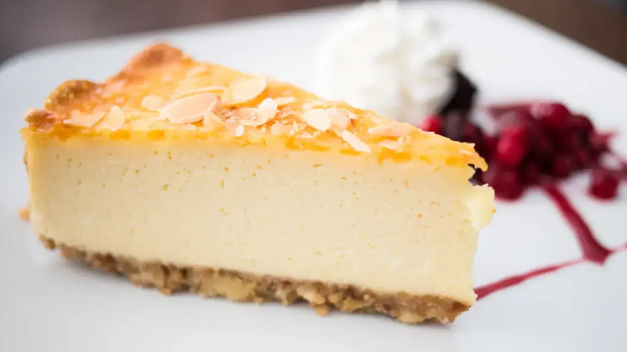 Deliciosa tarta de queso sin horno, con almendras tostadas y frutos rojos.