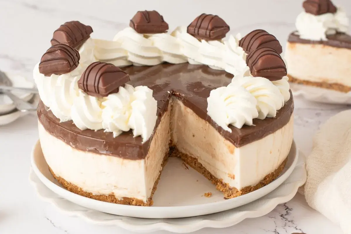 Tarta Kinder Bueno con crema batida y trozos de chocolate. ¡Una delicia para los amantes del chocolate!