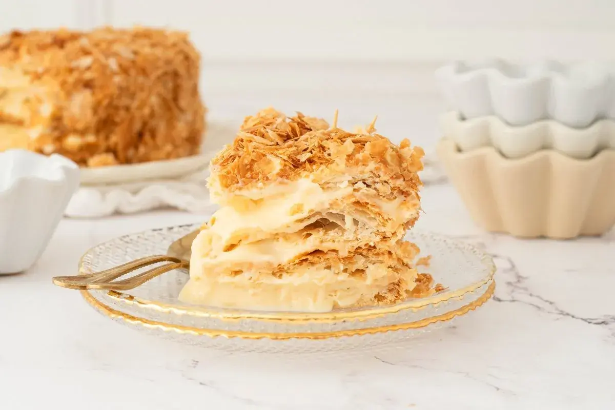 Deliciosa tarta napoleón, con capas crujientes de hojaldre y crema pastelera, lista para disfrutar.
