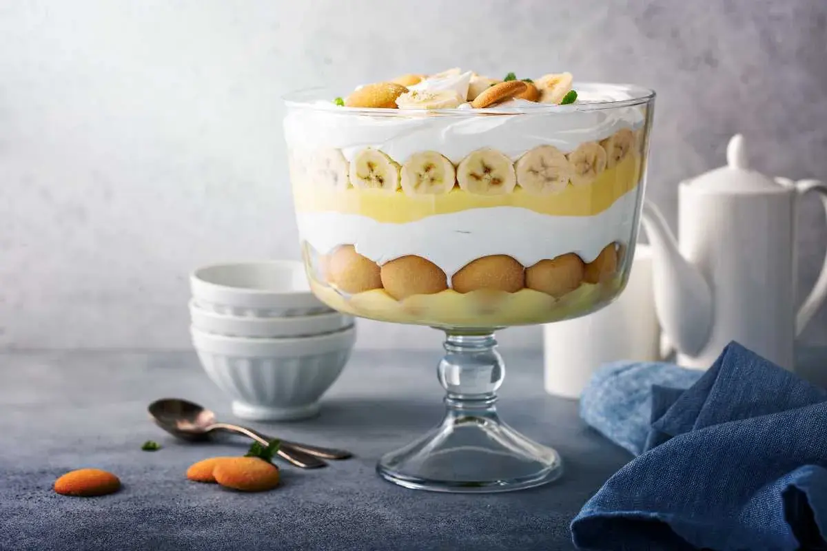 Delicioso pudin de platano en capas, con galletas y crema batida, listo para servir.