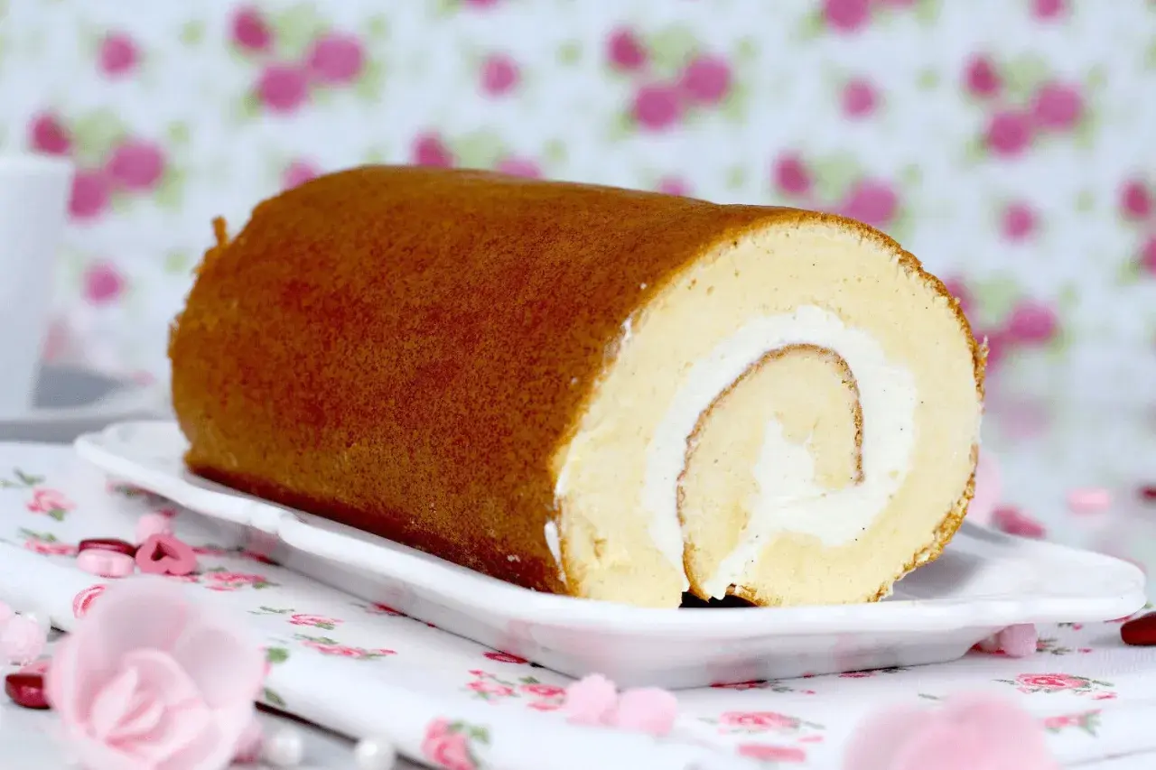 Un delicioso brazo de gitano nata, con bizcocho esponjoso y relleno cremoso, listo para disfrutar.