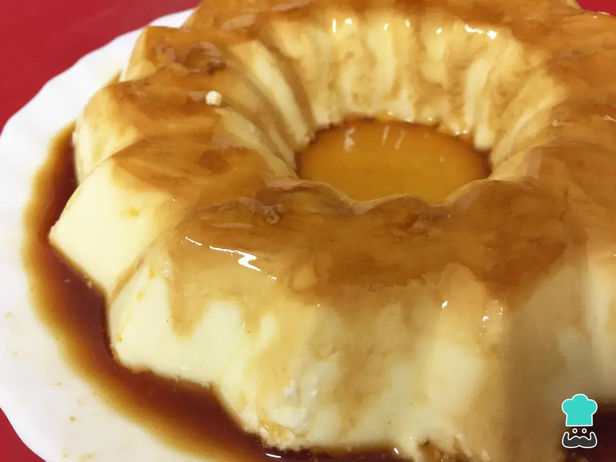 Delicioso flan de queso sin horno, bañado en caramelo dorado. Suave y cremoso, perfecto para cualquier ocasión.