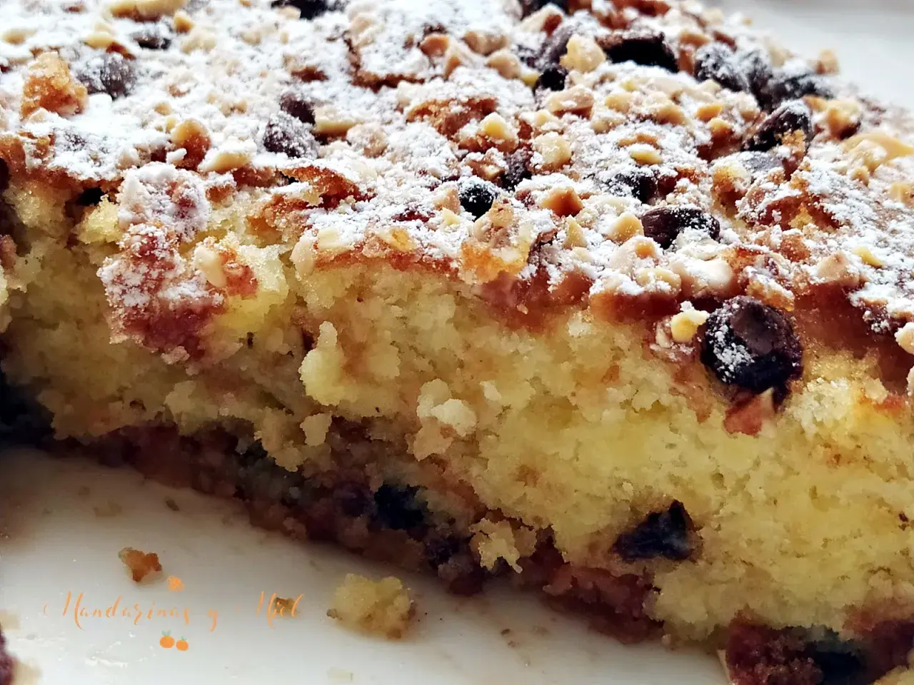 Deliciosa coca de Castellón con frutos secos y azúcar glas, perfecta para acompañar un café.