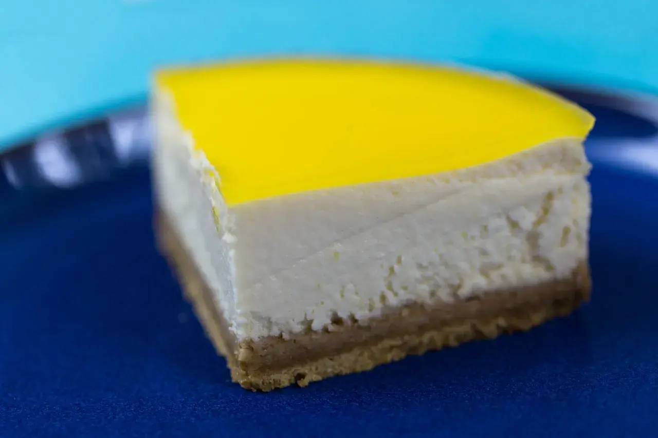 Deliciosa tarta de limón Monsieur Cuisine, con base crujiente, relleno cremoso y cobertura brillante.