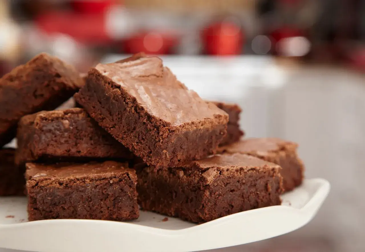 Montón de deliciosos brownie con nueces, recién horneados y listos para disfrutar.
