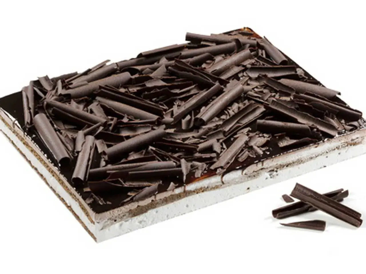 Tarta Selva Negra, un postre de chocolate con capas de crema y virutas de chocolate oscuro.