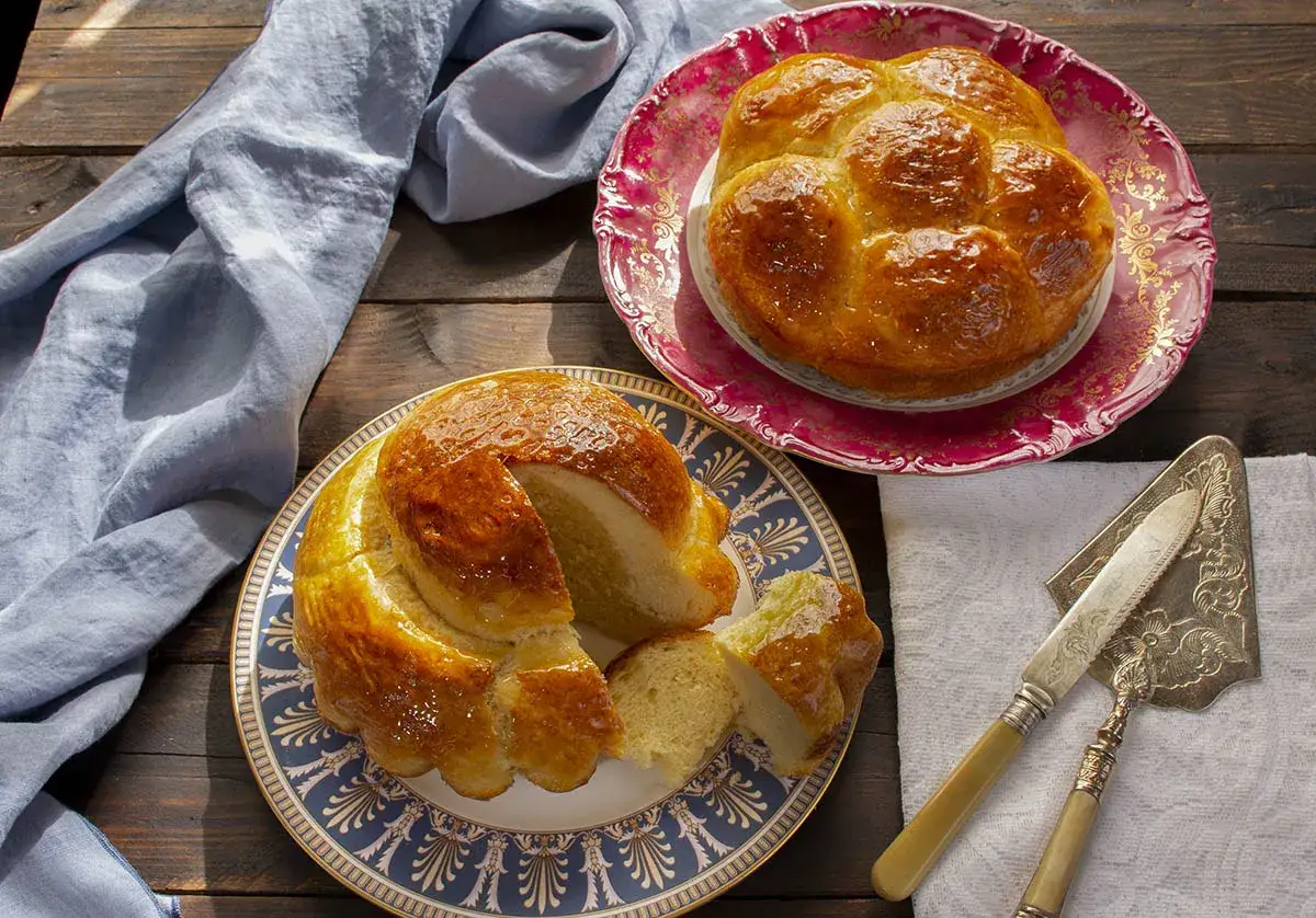Dos panes brioche dorados y glaseados, uno cortado, listos para disfrutar. Una delicia para tu pr&oacute;xima receta brioche.