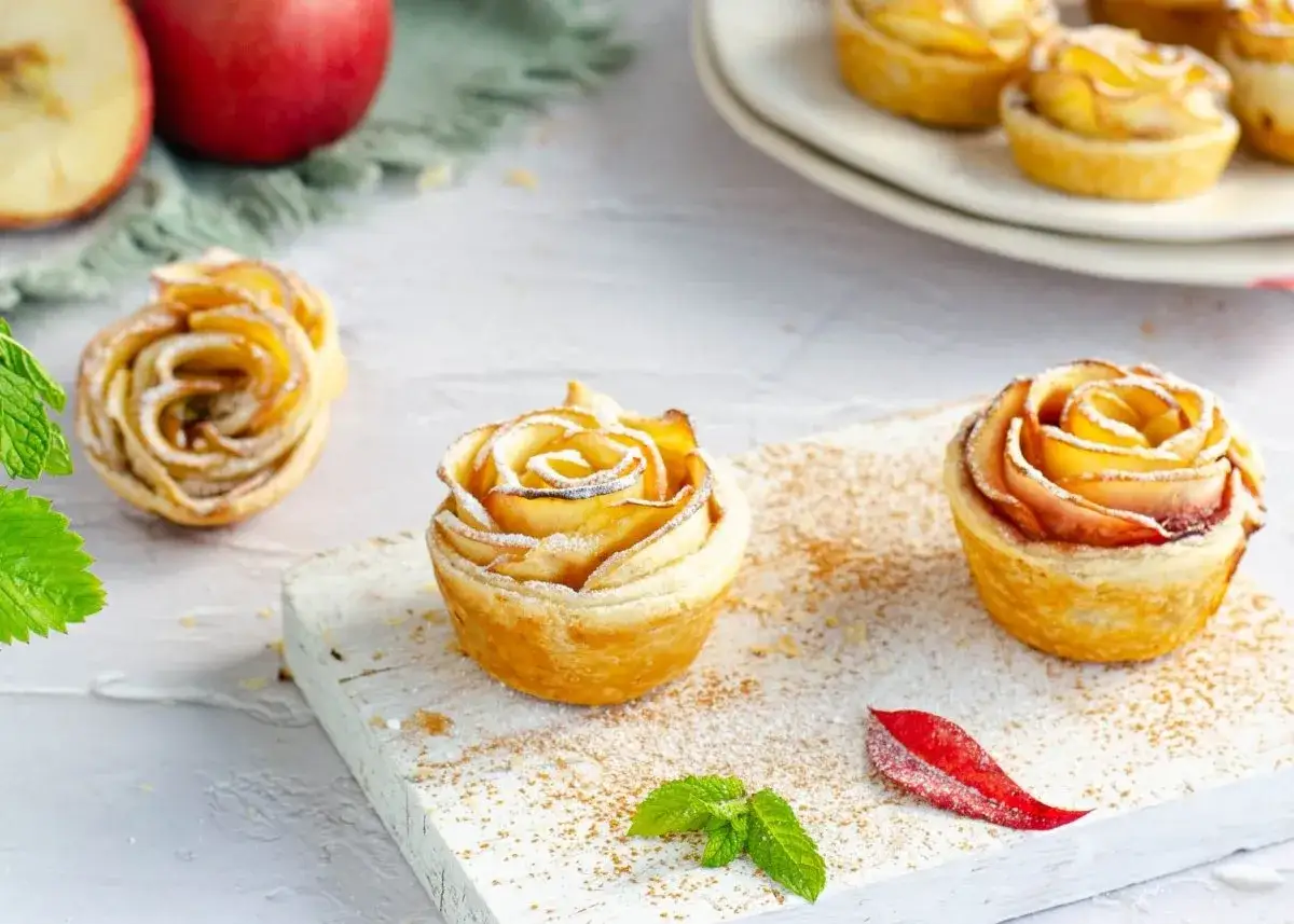 Deliciosas rosas de manzana cubiertas de az&uacute;car glas, con hojas de menta y canela espolvoreada.