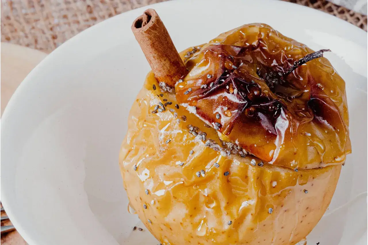 Manzanas al horno, doradas y brillantes, con canela y semillas de ch&iacute;a, listas para disfrutar.