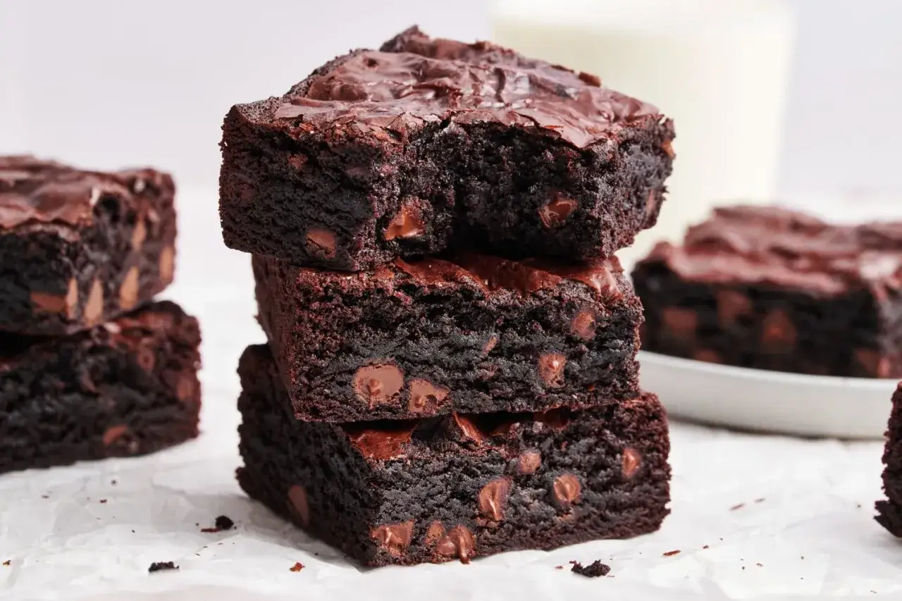 Deliciosos brownies de chocolate con chispas, perfectos para tu próxima brownie receta.
