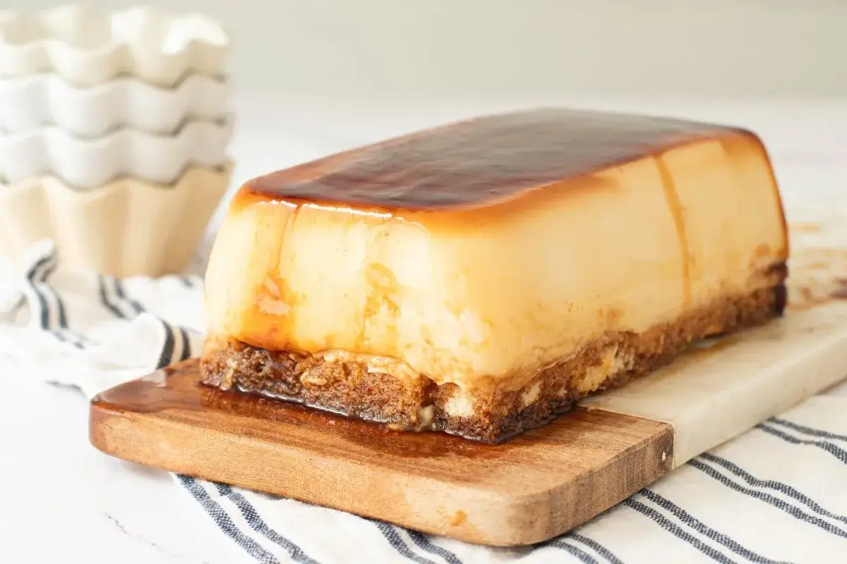 Tarta de cuajada con base crujiente y glaseado de caramelo brillante, lista para ser servida.