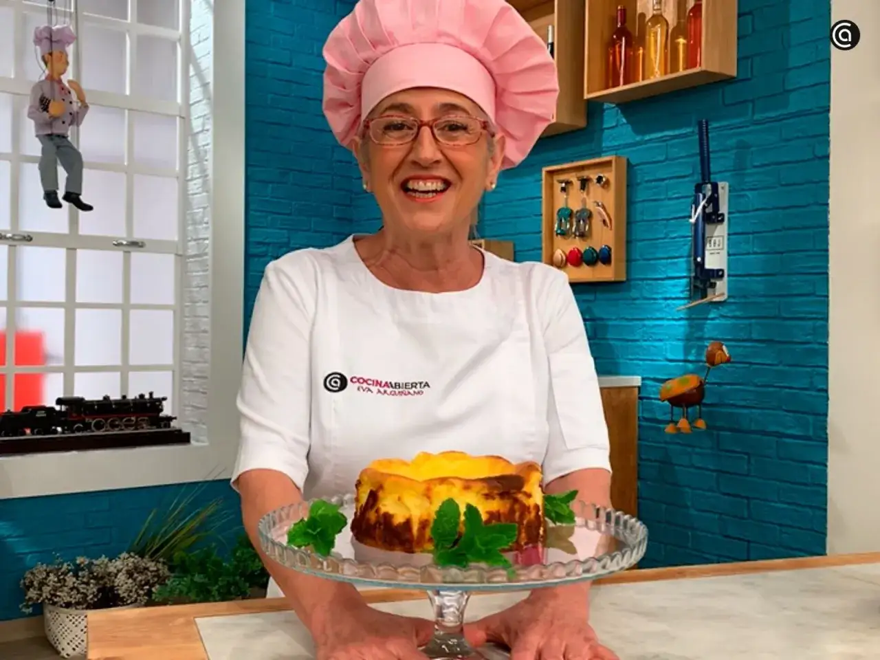Eva Arguiñano sonríe orgullosa con su tarta de queso casera, decorada con menta fresca.