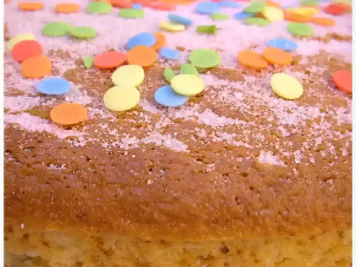 Bizcocho de yogur de fresa cubierto de az&uacute;car y confeti de colores. &iexcl;Perfecto para una fiesta!
