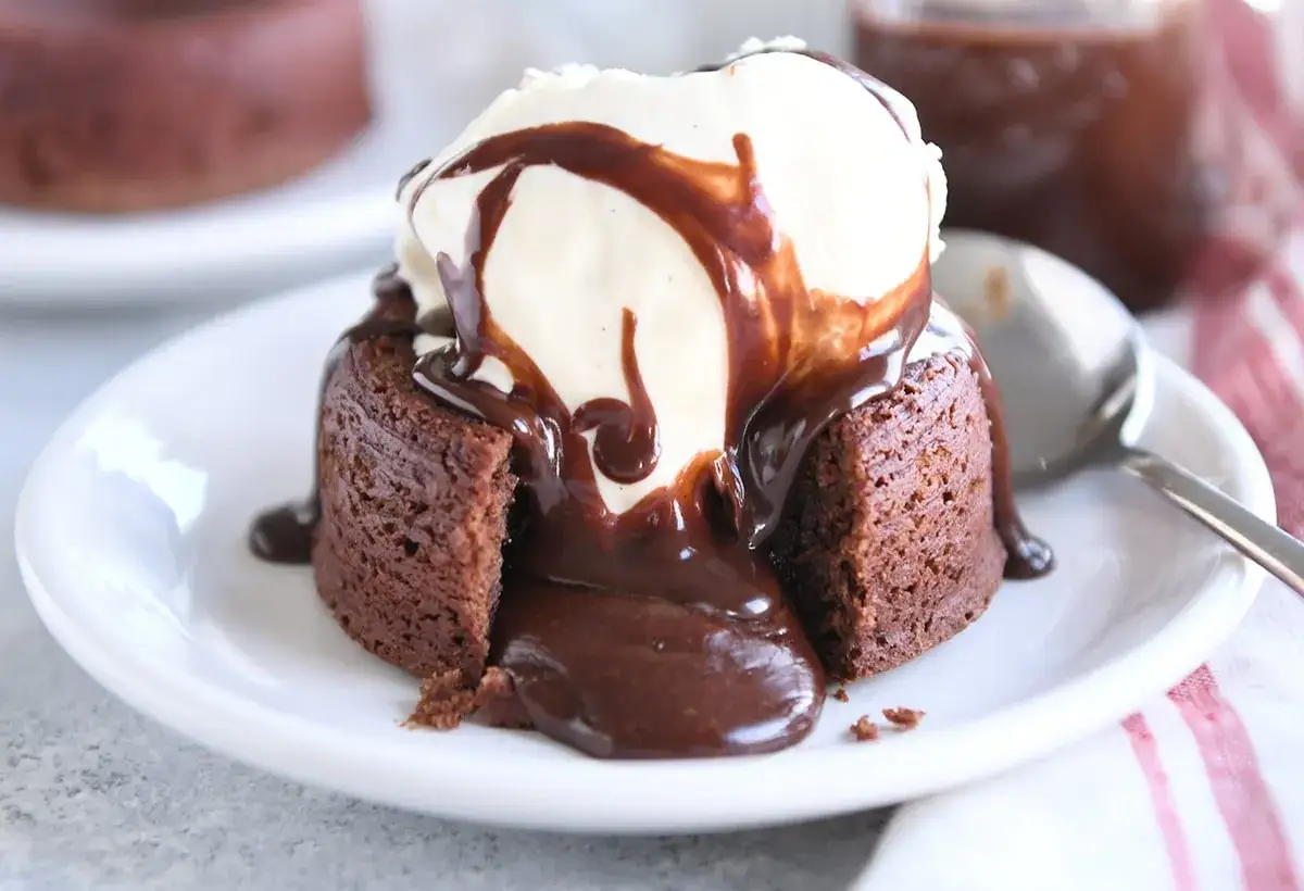 Coulant de chocolate con helado y sirope. &iexcl;As&iacute; se hace!