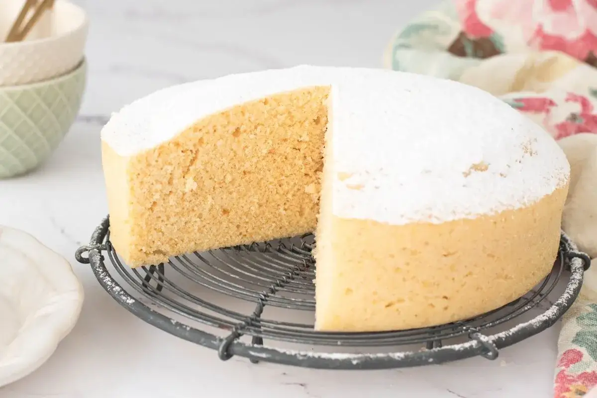 Bizcocho al microondas esponjoso y tierno, espolvoreado con azúcar glas. Perfecto para un postre rápido y delicioso.