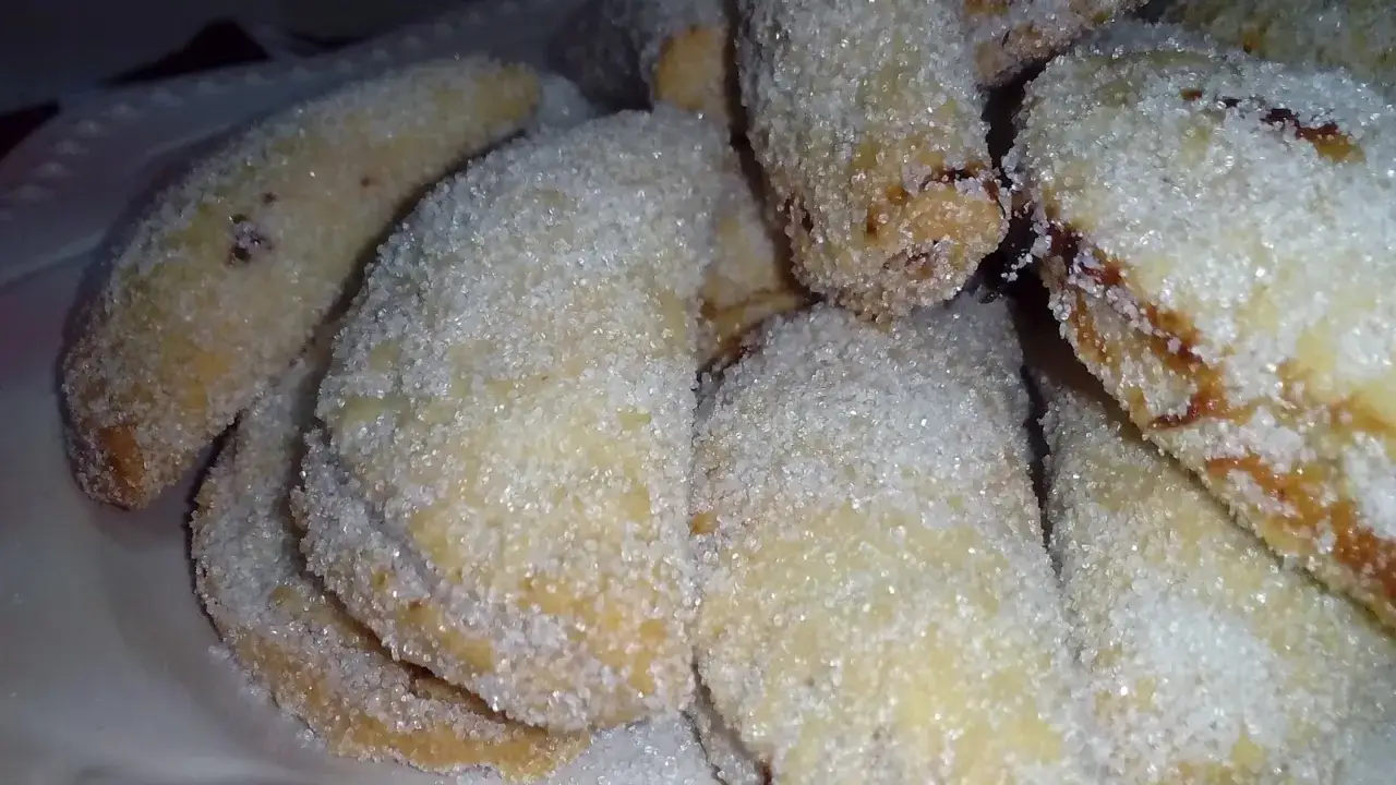 Deliciosas empanadillas de cabello de &aacute;ngel, cubiertas de az&uacute;car brillante.