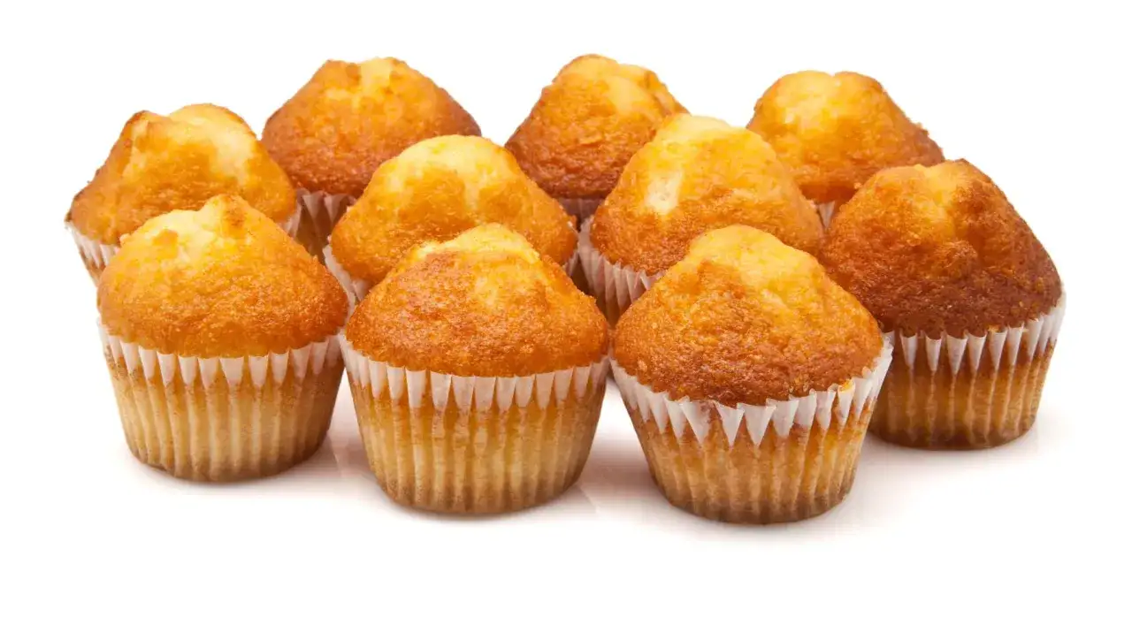 Un grupo de magdalenas doradas y esponjosas, perfectas para tu pr&oacute;xima receta magdalenas.