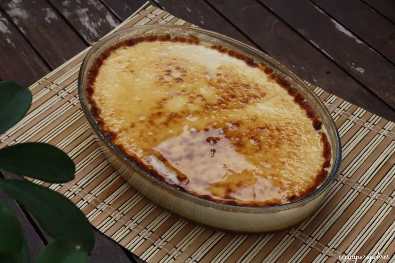 Delicioso flan de huevo casero con caramelo dorado, listo para disfrutar.