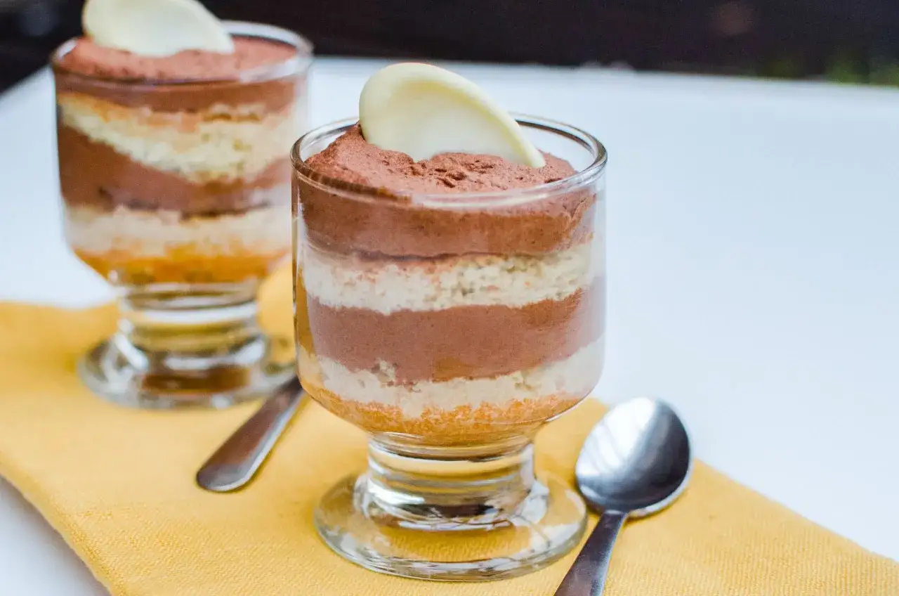Delicioso postre en capas de bizcocho y mousse de caf&eacute;, coronado con chocolate blanco.