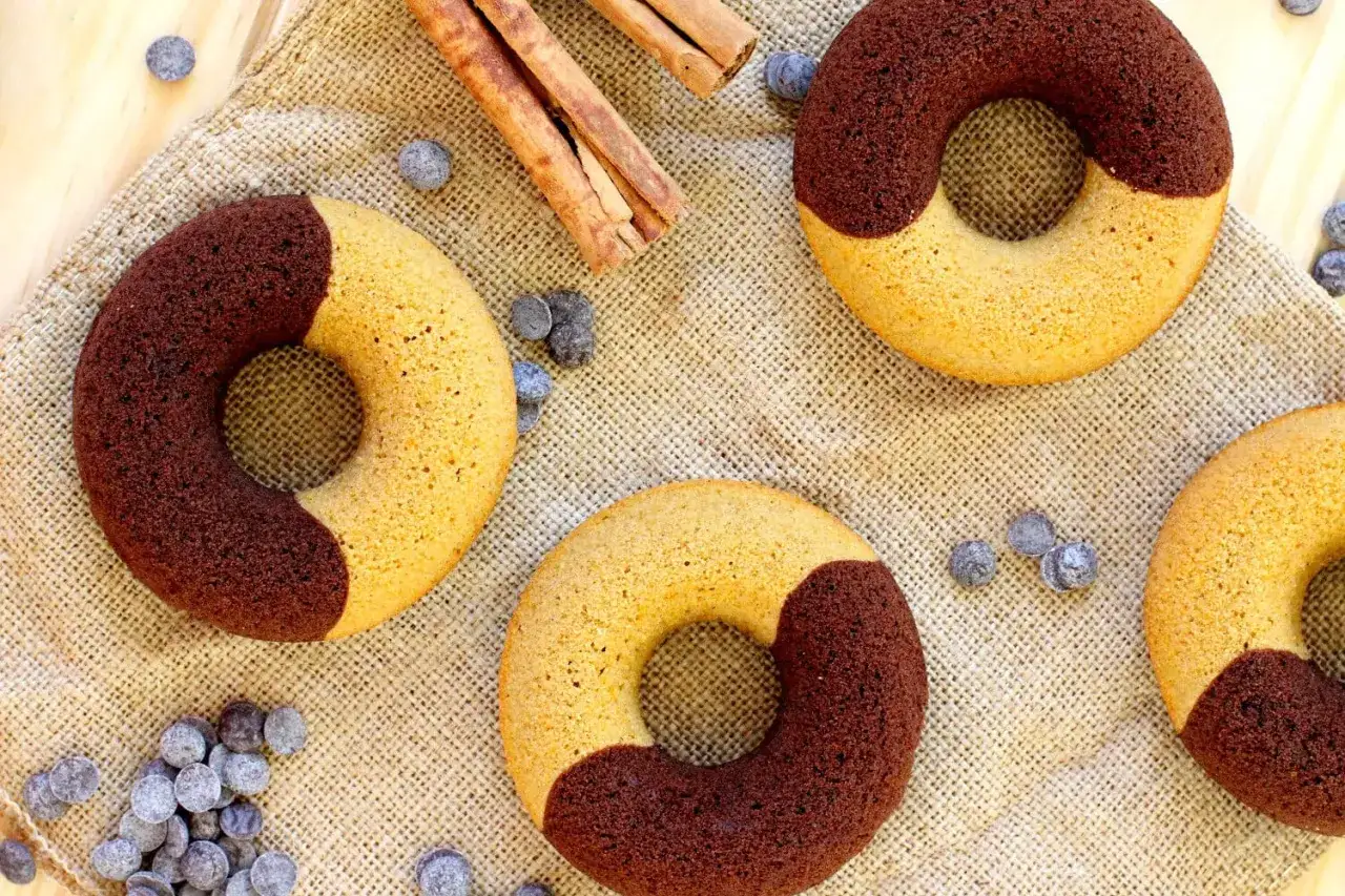 Deliciosos donuts de calabaza y chocolate, con chispas de chocolate y canela.