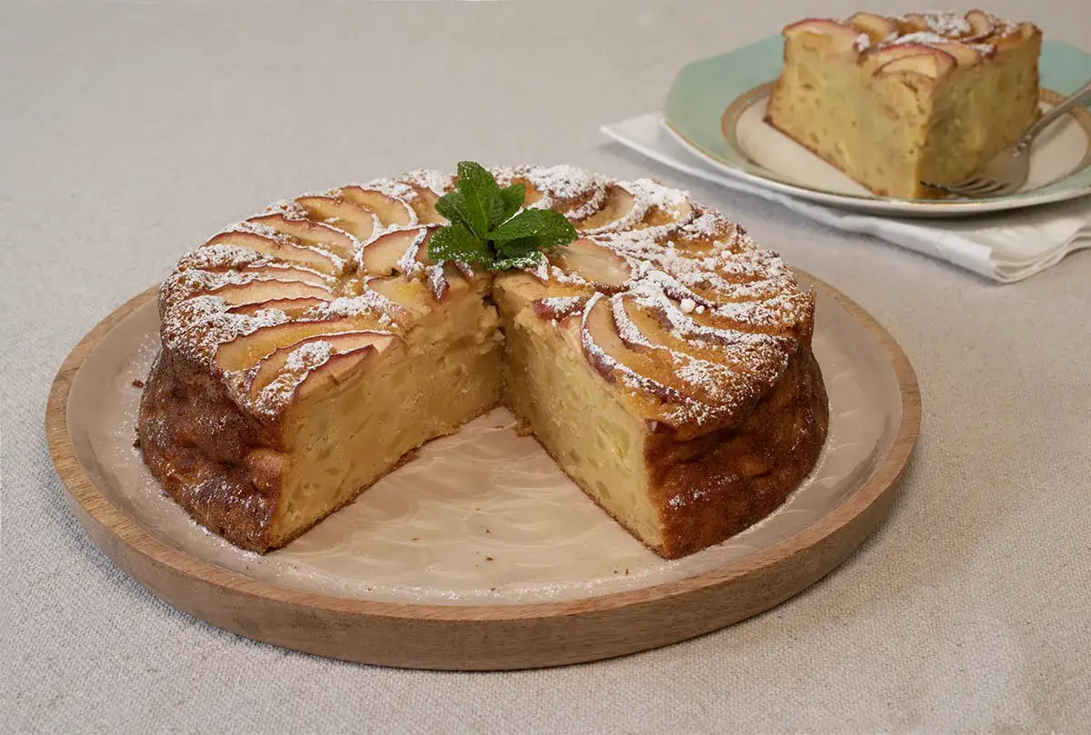 Un delicioso flan de manzana, cubierto de az&uacute;car glas y decorado con rodajas de manzana y menta.