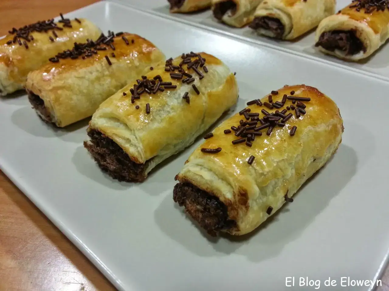 Napolitanas de chocolate caseras, enrolladas en hojaldre dorado y espolvoreadas con virutas de chocolate. &iexcl;Perfectas para aprender como hacer napolitanas de chocolate!