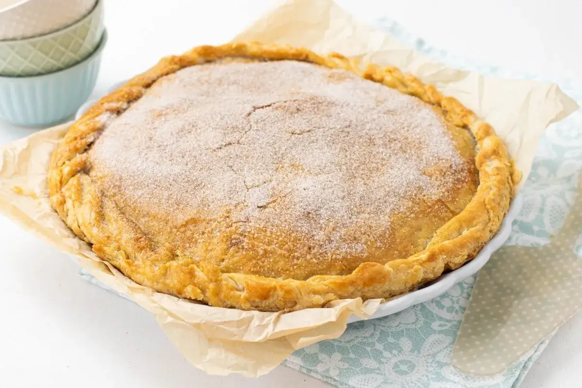 Un delicioso pastel cordob&eacute;s, cubierto de az&uacute;car y canela, listo para ser disfrutado.