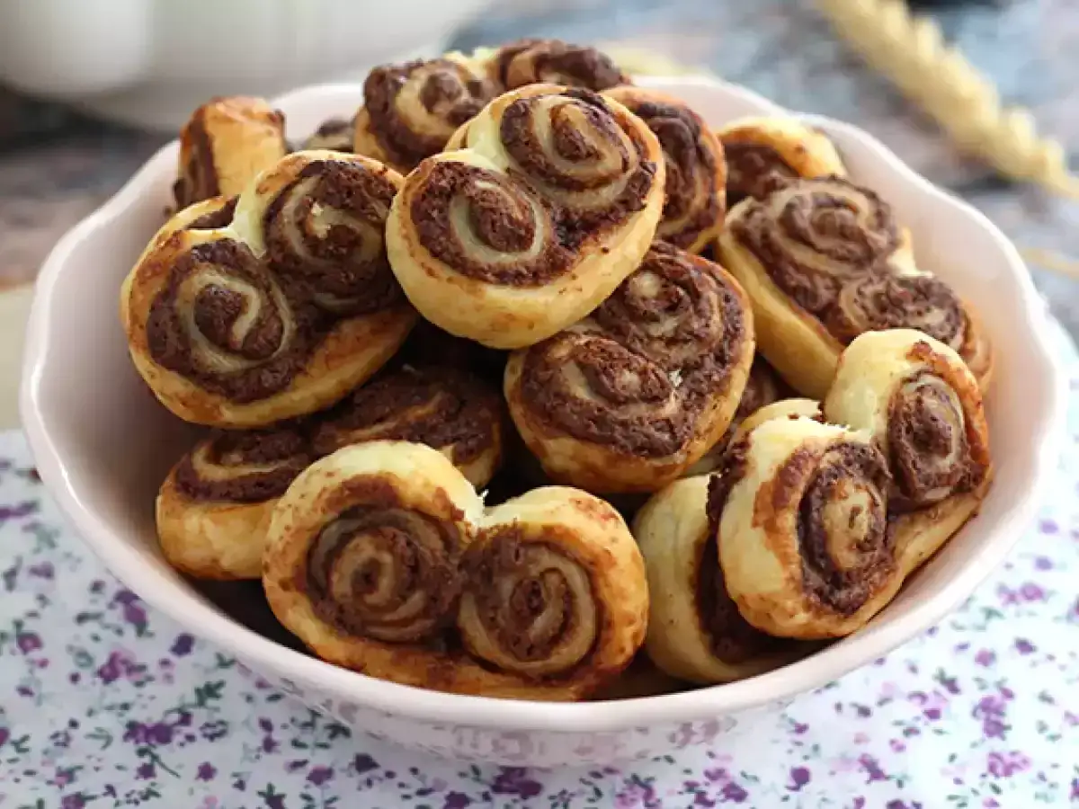 Un taz&oacute;n lleno de deliciosas palmeras de chocolate, con sus espirales de masa hojaldrada y cacao, listas para ser disfrutadas.