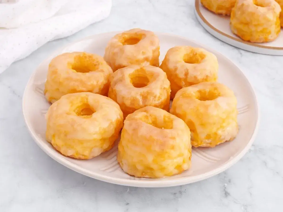 Rosquillas de Alcal&aacute; glaseadas, dulces y esponjosas, listas para disfrutar.