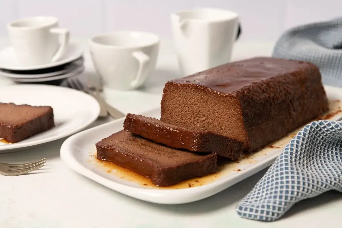 Delicioso pudin de chocolate, recién cortado y bañado en caramelo. Perfecto para un postre especial.