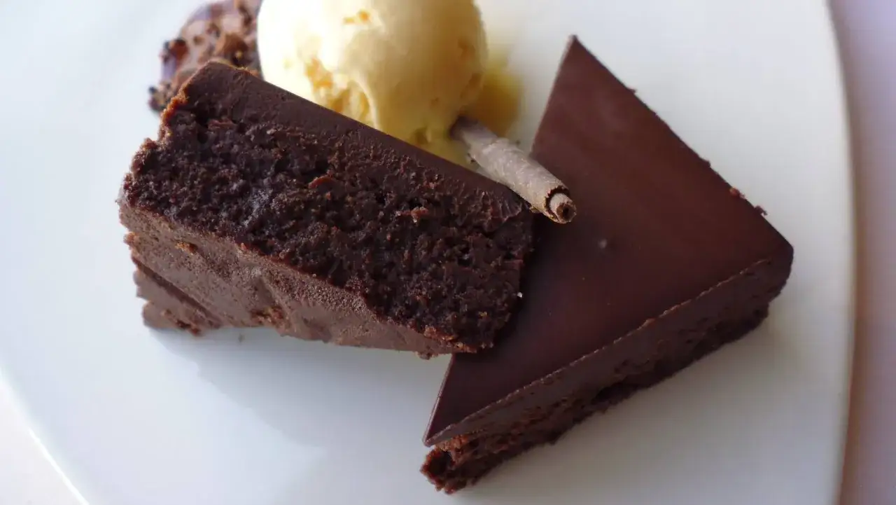 Dos porciones de brownie de chocolate, una con helado de vainilla y viruta de chocolate. &iexcl;Perfecto para tu receta brownie thermomix!