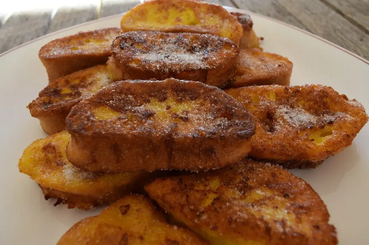 Torrijas caseras con miel, espolvoreadas con az&uacute;car y canela. Una deliciosa receta para disfrutar.