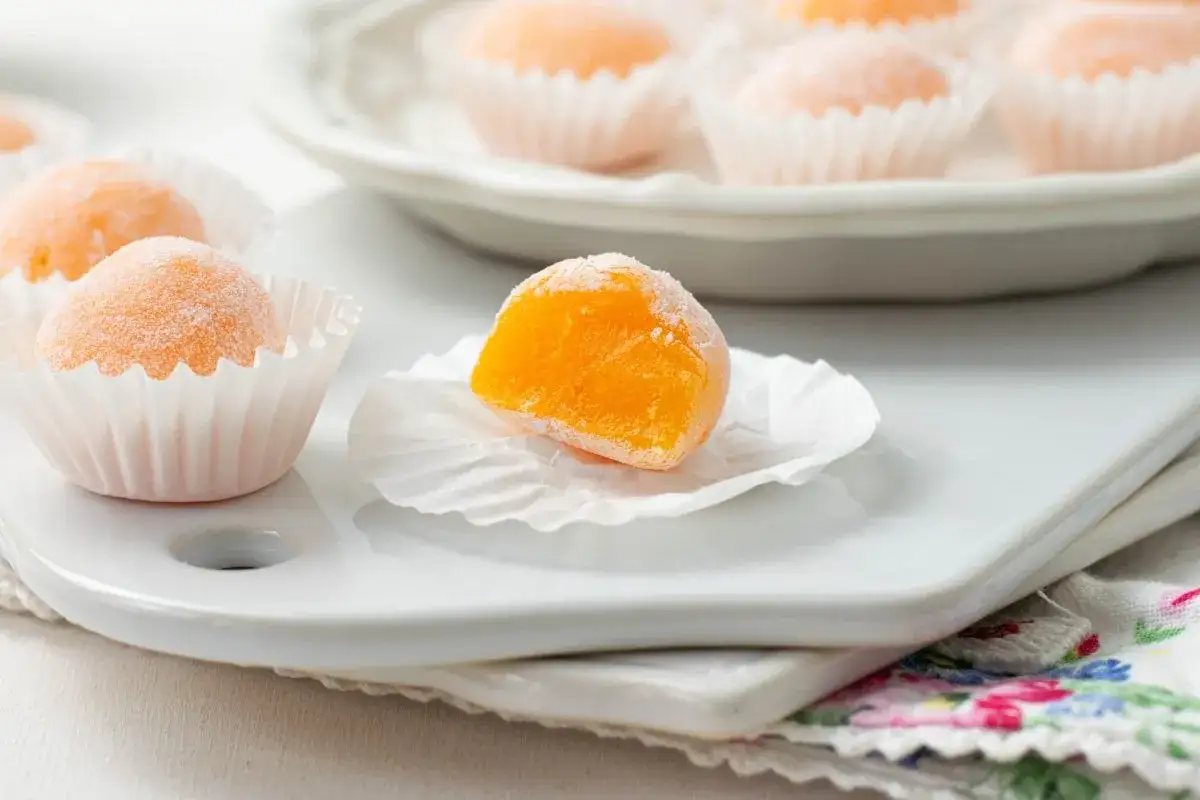 Dulces y esponjosos, as&iacute; son las yemas de Santa Teresa receta. Un postre tradicional que se deshace en la boca.