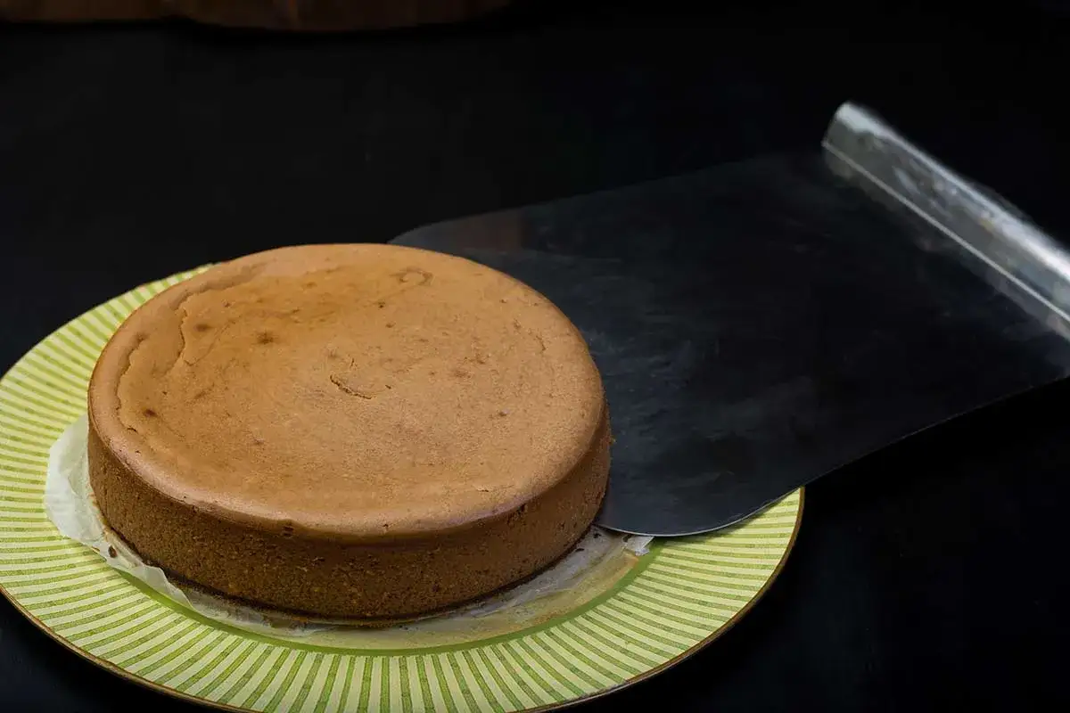 Deliciosa tarta sin horno, lista para servir. Su superficie dorada y textura suave invitan a probarla.