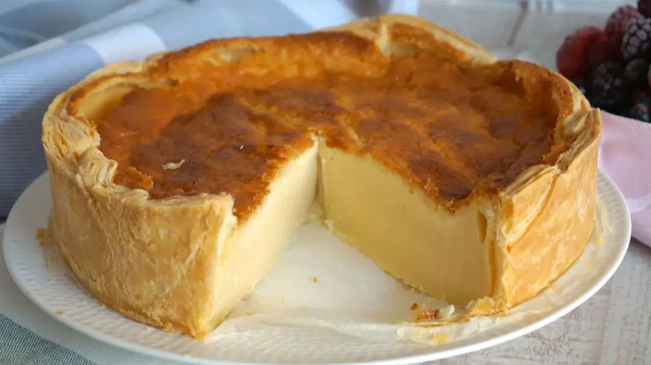 Tarta de arroz con una corteza dorada y un relleno cremoso. Un postre casero que invita a probar un trozo.