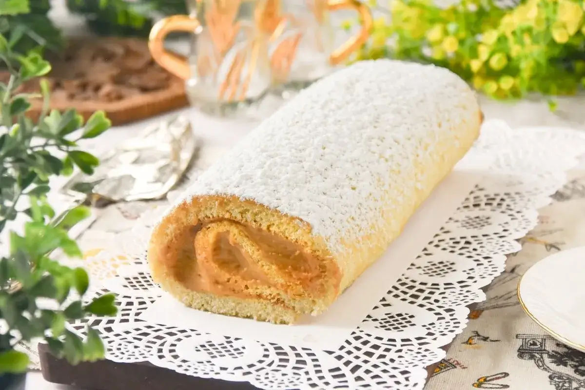 Un delicioso bra&ccedil; de gitano cubierto de az&uacute;car glas, con un relleno cremoso y un bizcocho esponjoso.