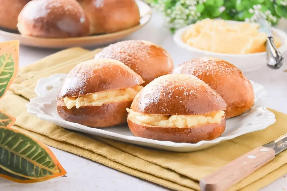 Deliciosos bollos de mantequilla rellenos de crema, espolvoreados con az&uacute;car. Un placer para el paladar.