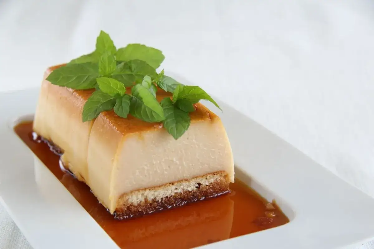 Deliciosa tarta de la abuela con sobaos, cubierta de caramelo y decorada con hojas de menta fresca.