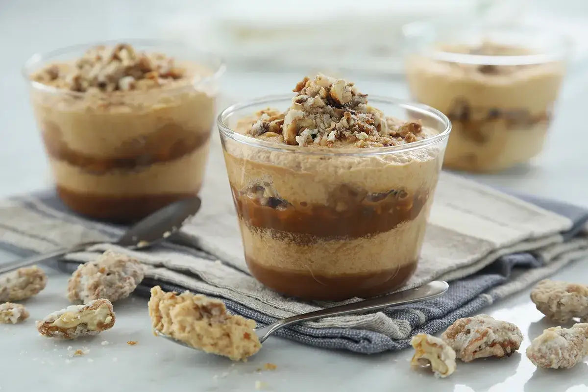 Delicioso mousse de dulce de leche en capas, coronado con nueces crujientes. Un postre irresistible.