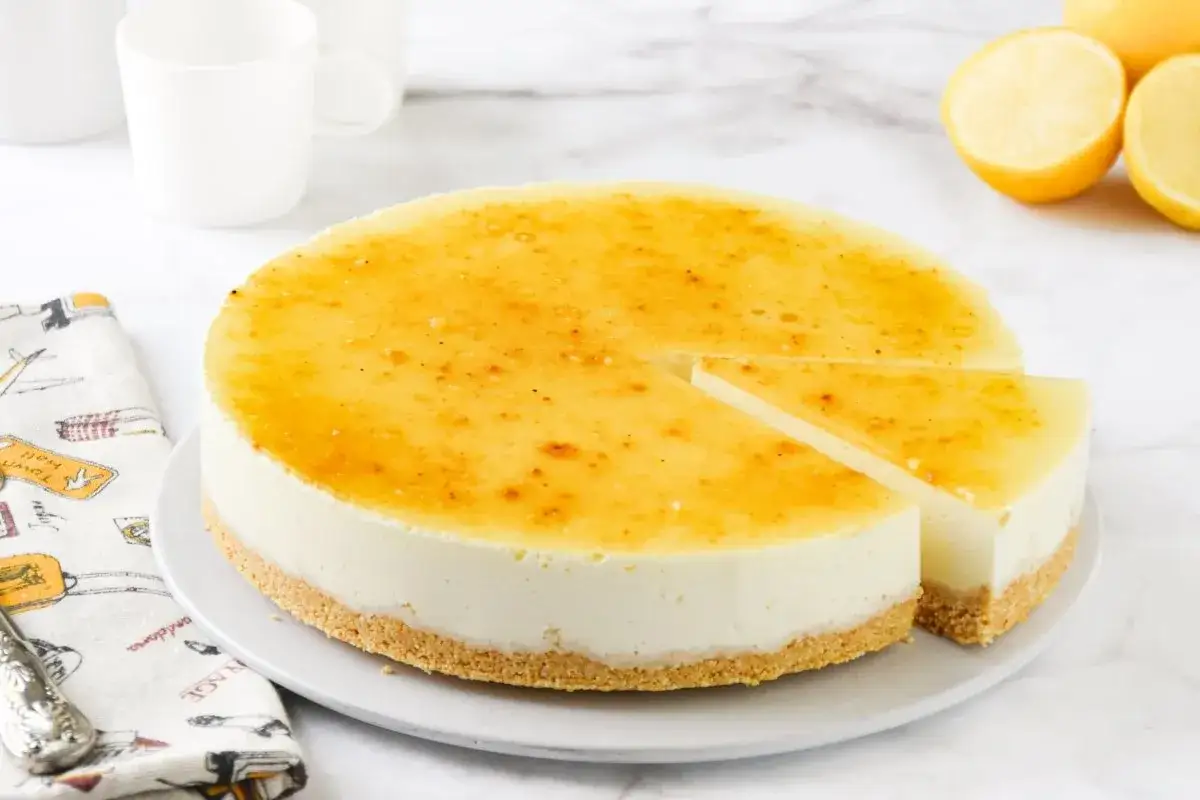 Tarta de lim&oacute;n con cuajada y leche condensada, con una capa superior dorada y cremosa.