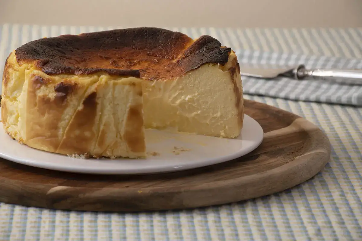 Tarta de queso la Viña, con su exterior caramelizado y centro cremoso, lista para ser disfrutada.