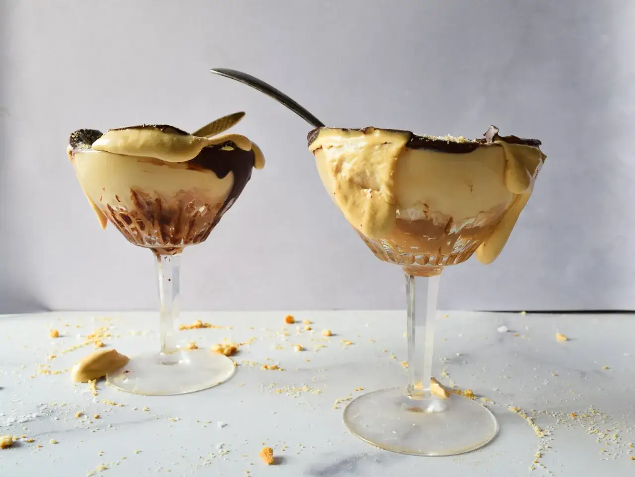 Delicioso mousse de leche condensada Thermomix, servido en copas con chocolate y galleta.