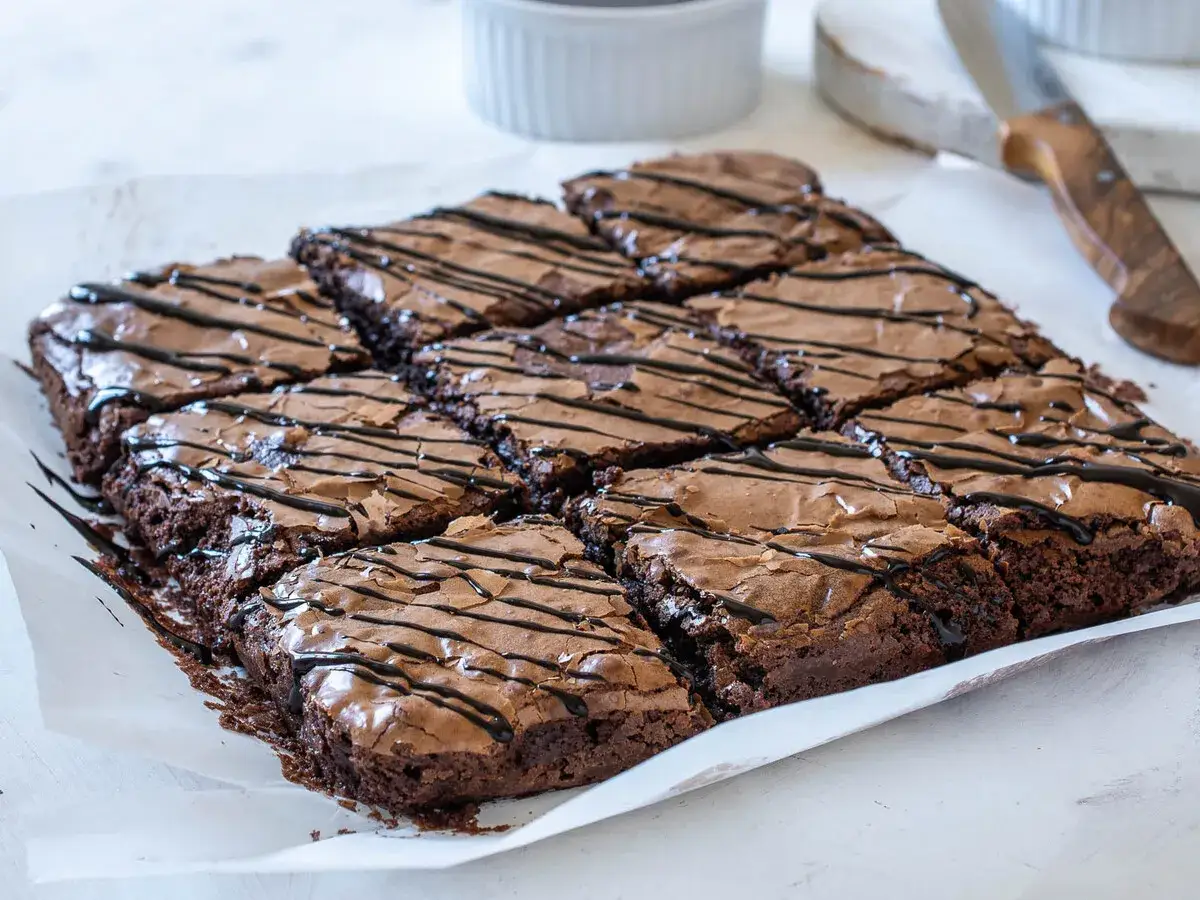 Deliciosos brownies caseros, perfectos para hacer en freidora de aire. Cortados en porciones y con un glaseado de chocolate.