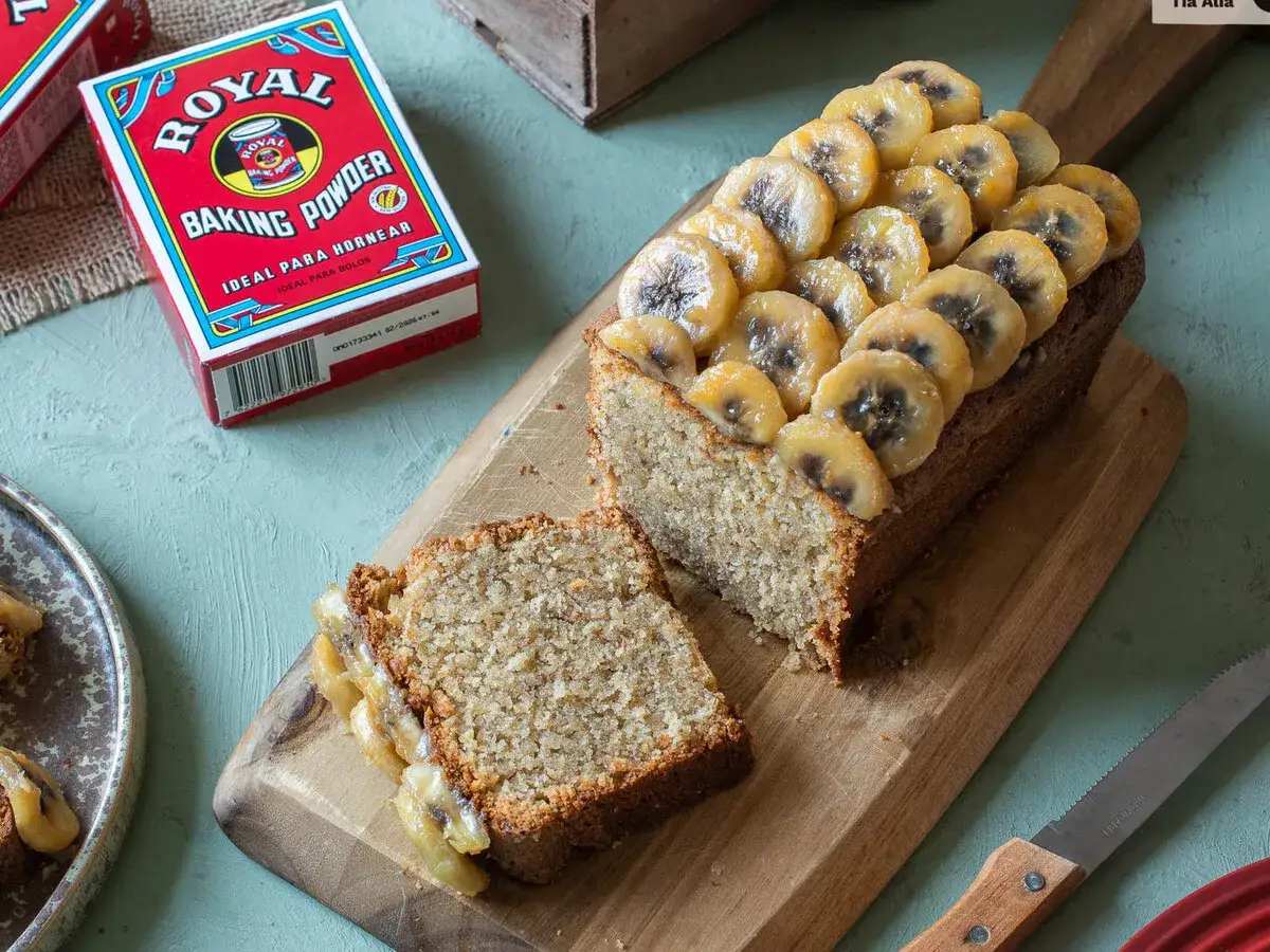 Un delicioso banana bread, cubierto con rodajas de pl&aacute;tano caramelizado, listo para ser disfrutado.
