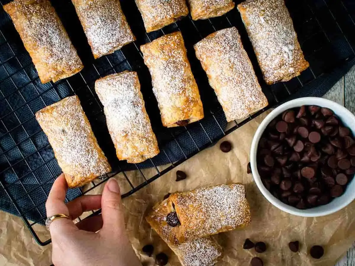 Deliciosos milhojas de chocolate espolvoreados con azúcar glas, listos para ser disfrutados.