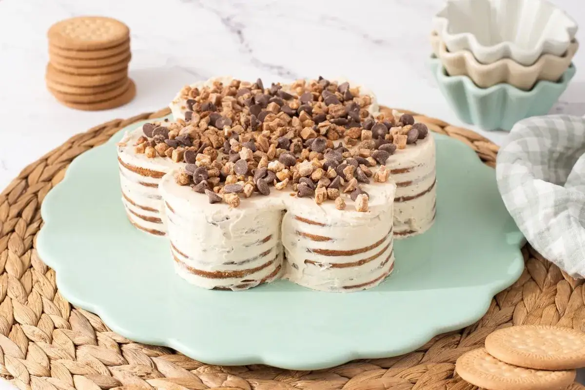 Deliciosa serradura portuguesa en forma de flor, cubierta con trocitos de chocolate y caramelo.
