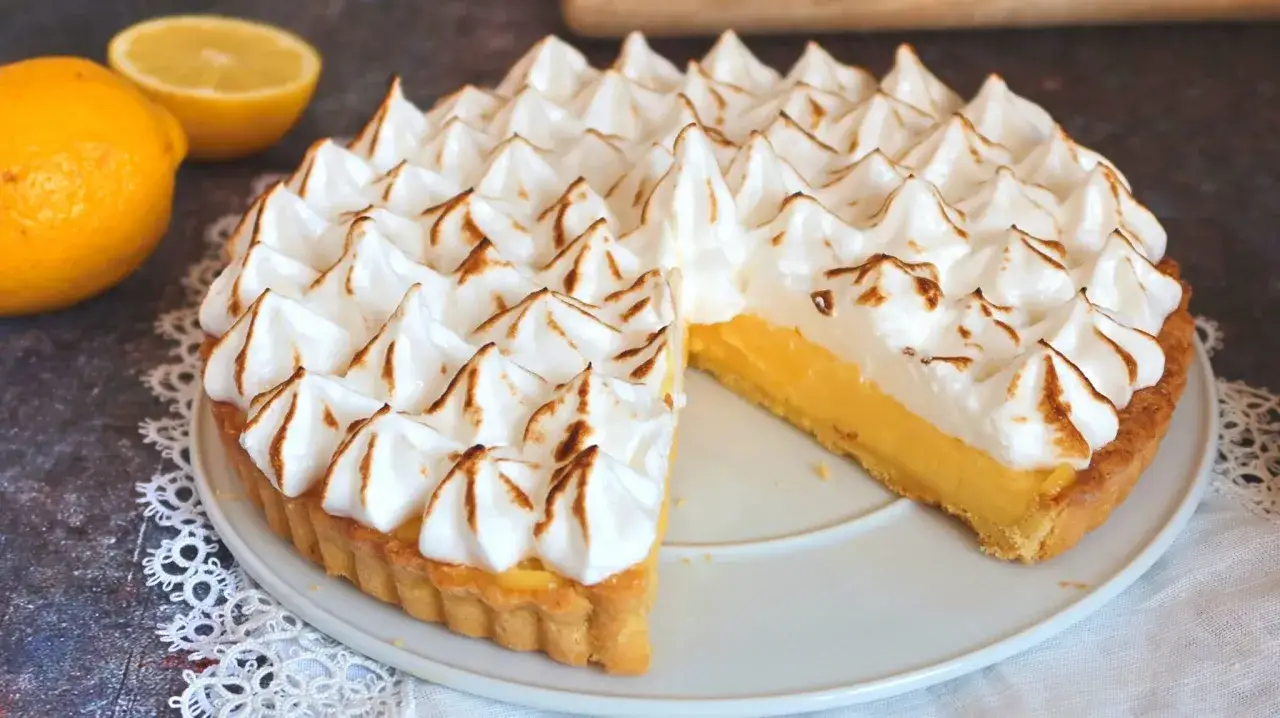 La mejor tarta de lim&oacute;n, con una base dorada, relleno cremoso y merengue tostado. &iexcl;Un postre irresistible!