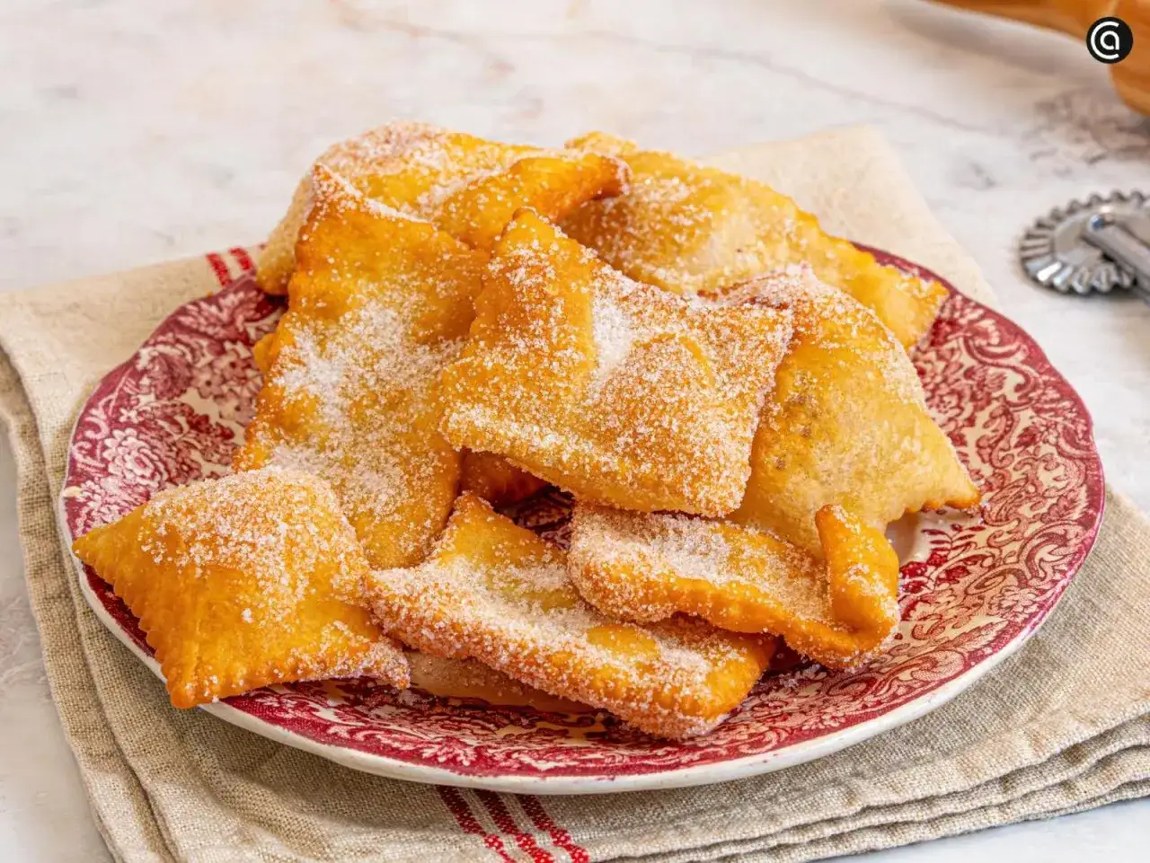 Deliciosas hojuelas, crujientes y doradas, espolvoreadas con azúcar. La receta de la abuela que evoca recuerdos.