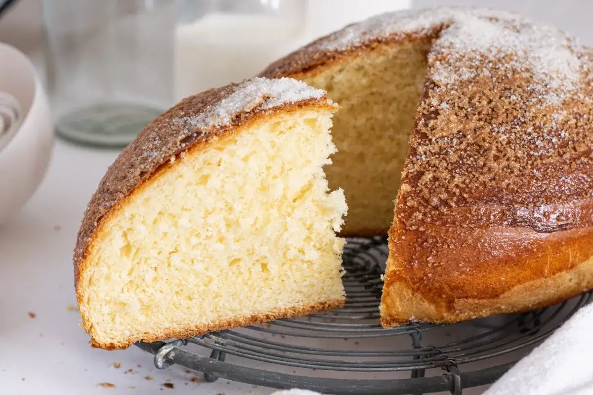 Un delicioso pan quemao, dorado y espolvoreado con az&uacute;car, con una miga esponjosa y tierna.