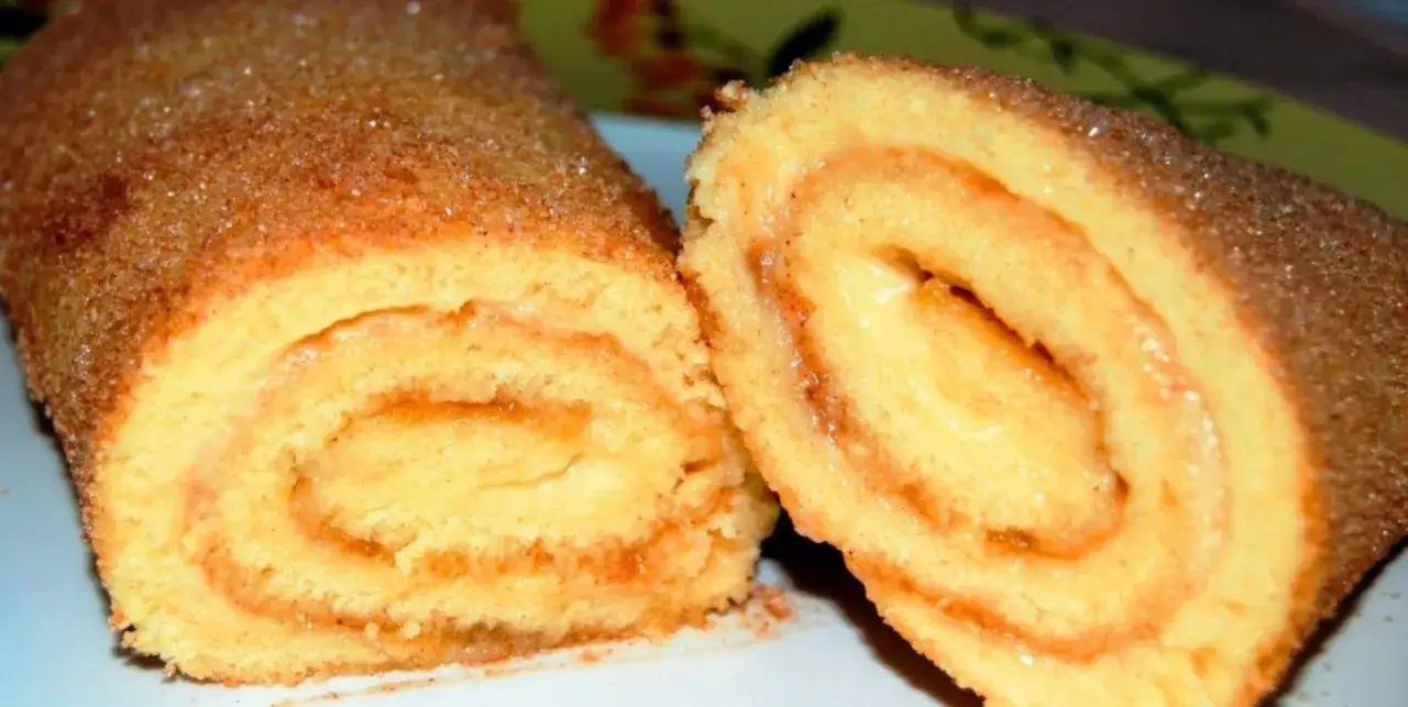 Un delicioso brazo de gitano nata, cubierto de az&uacute;car y canela, con un relleno cremoso que invita a probarlo.